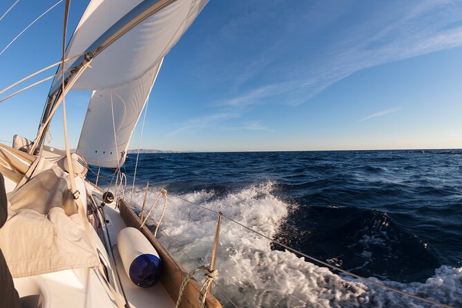 Private sailing tour at the Makarska Riviera - Lunch on board or at a restaurant
