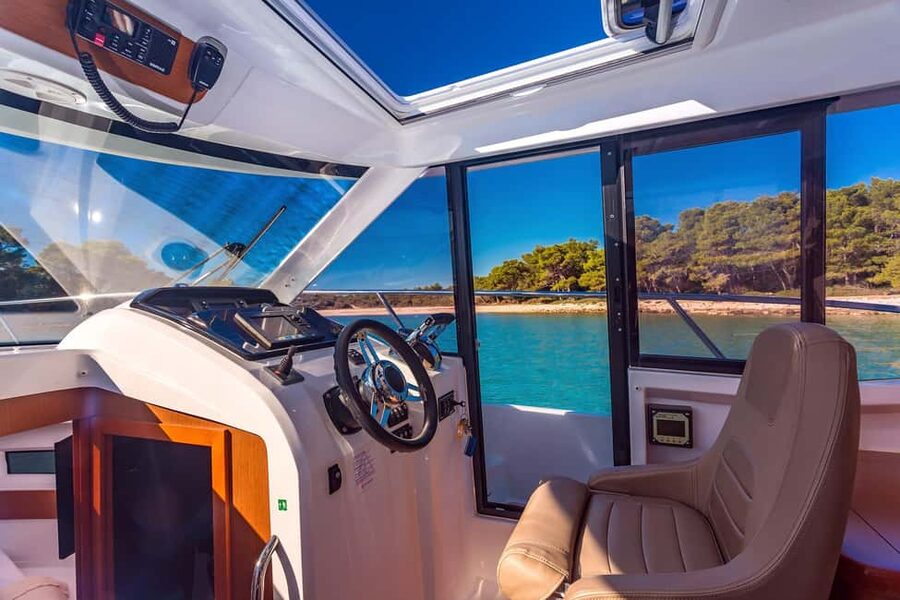 Private speedboat tours Sea Symphony - The skipper and fuel issue needs attention