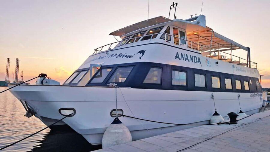 Pula: Dolphin Sunset Cruise to Brijuni with Dinner & Drinks - Dinner on the way to sunset