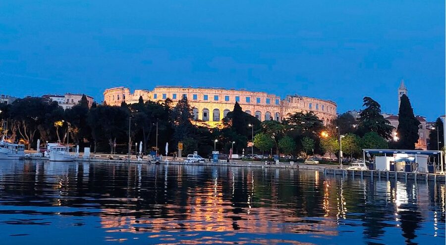 Pula: Harbor Cruise with unlimited Drinks - Seeing Pula Arena from the harbor