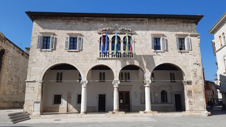 Pula: Historic Sites Guided Walking Tour - Pula Castle and the best city views