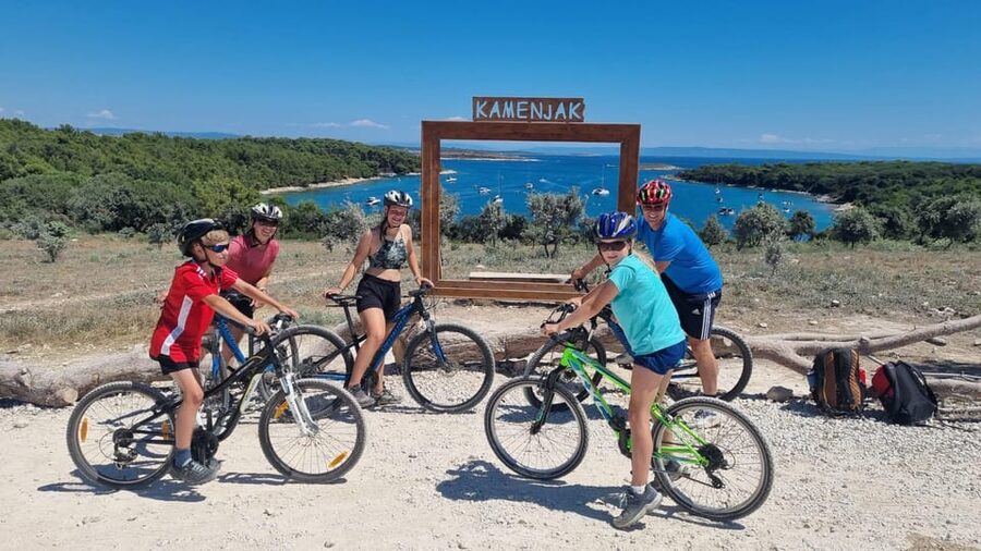 Pula: Kamenjak Bike Tour with Blue Cave and Cliffs Visit - Safari Bar gives the ride a welcome pause