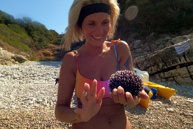 Pula:Kayak Tour-Cliff jumping,snorkeling&free GoPro pictures - Cliff jumping with a guide nearby