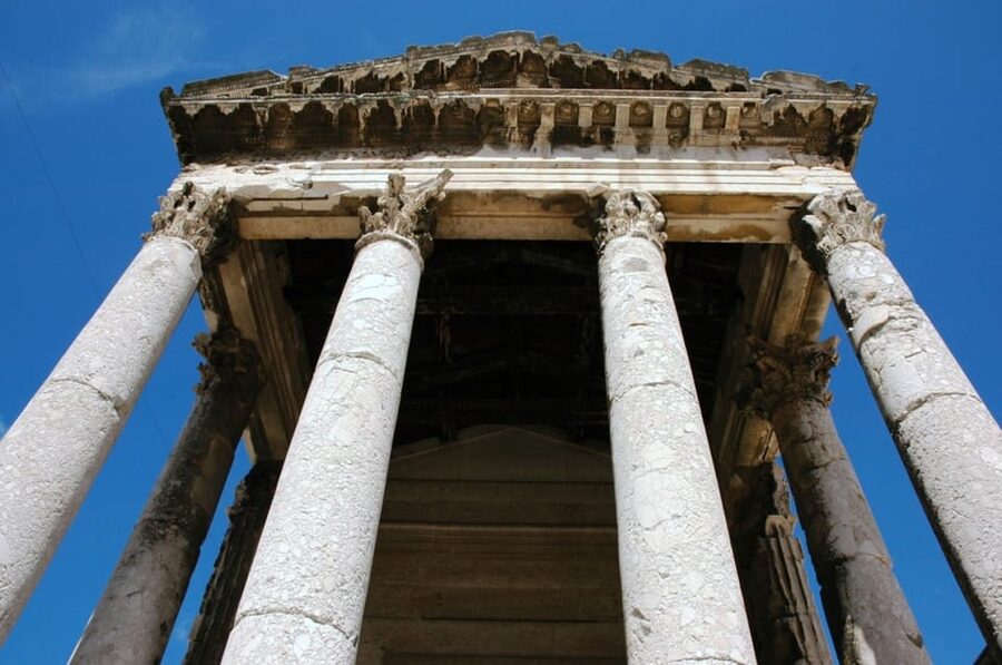 Pula: Old Town Walking Tour for Foodies with Dinner and Wine - A city walk with dinner built into it