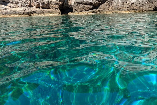 Rent a small boat without skipper - explore the islands and find hidden caves - The boat setup and what it means in practice