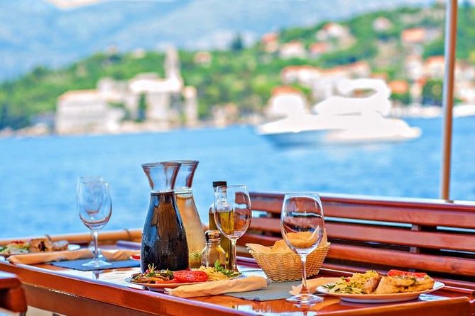 Rent a Traditional Wooden Boat (64 pax) - Food and drinks are a separate decision