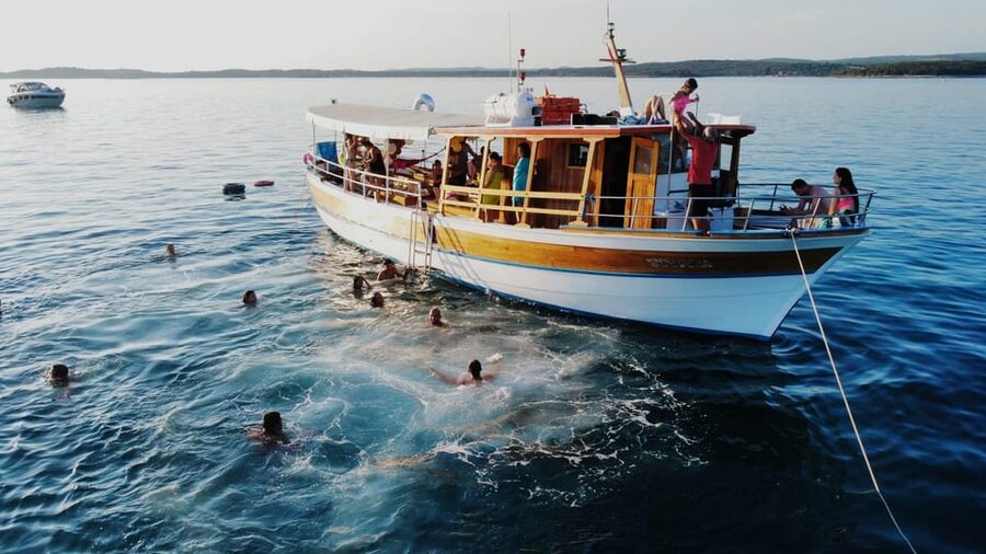 Rovinj half-day cruise: swim stops, drinks & brunch included - Seeing Rovinj from the sea between 10 a.m. and 2 p.m.