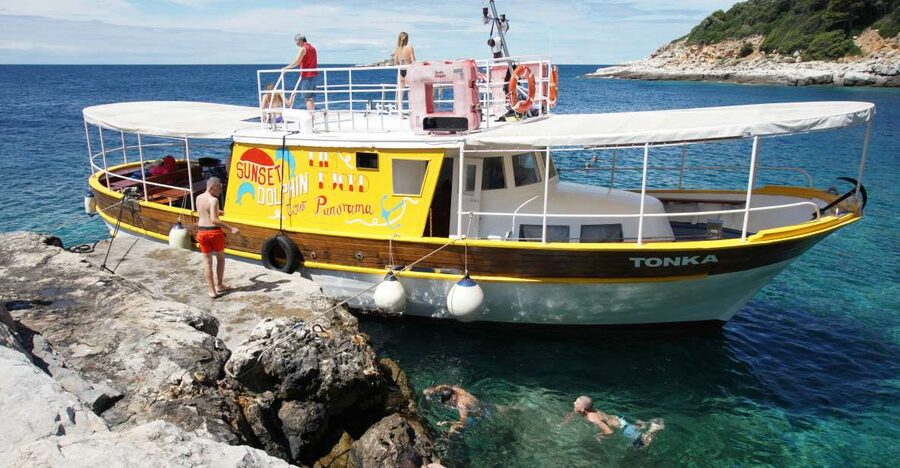 Rovinj Islands Boat Tour with Swimming - Canapés and drinks break up the swimming