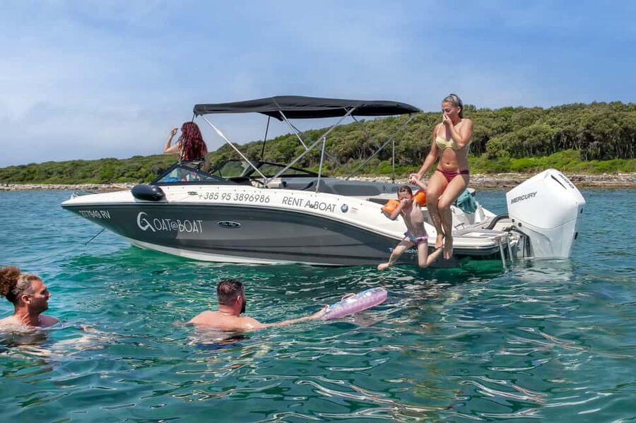 Rovinj: Luxury Island Hopping with Swimming & Snorkeling - Finding the boat at the right pier