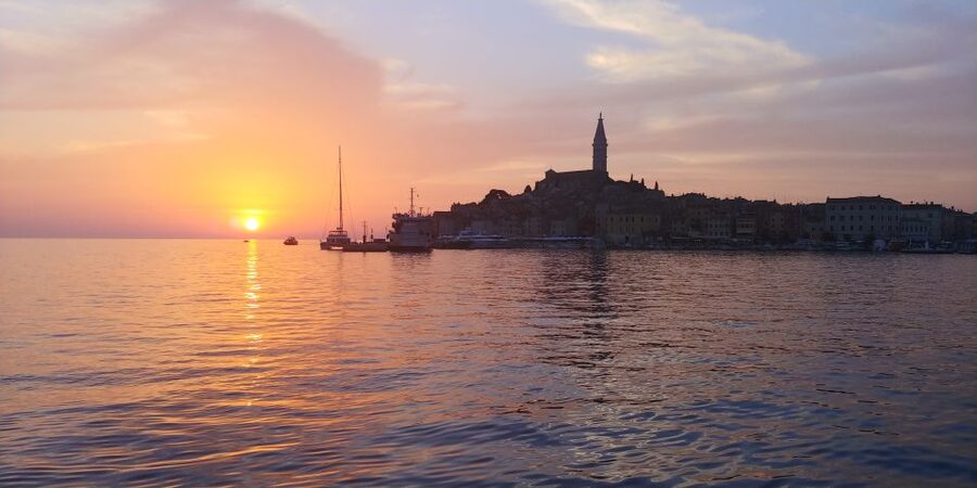 Rovinj: Sunset Boat Trip with Dolphin Watching - Sunset over the open sea