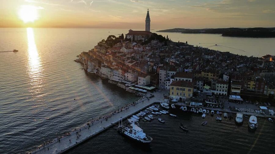 Rovinj: Sunset Speedboat Tour with Dolphin Watching - Seeing Rovinj from the water