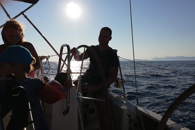 Sailboat tour to the islands - Taking the helm under supervision