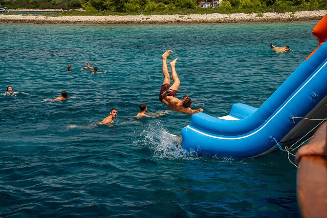 Slatine - Island Hopping Excursion (Trogir/Blue Lagoon/Shipwreck) - Seating, shade, and the group-size question