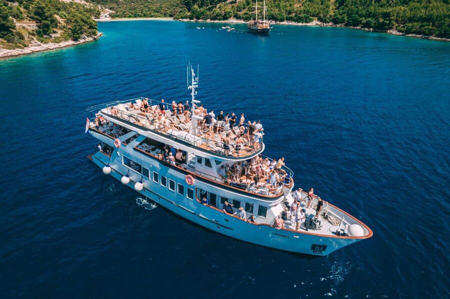 Split: Blue Lagoon, Shipwreck and Šolta with Food and Drinks - Lunch at the Blue Lagoon comes late