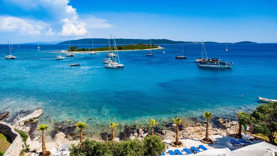 Split: Blue Lagoon, Shipwreck, & Šolta with Lunch & Drinks - What this Split boat day is really like