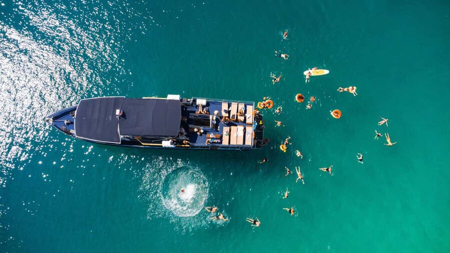 Split: Blue Lagoon, Shipwreck, & Šolta with Lunch & Drinks - The boat, music, and social mood
