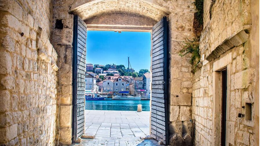 Split: Half-Day Blue Lagoon, Shipwreck, and Trogir Boat Tour - Nečujam Bay and the shipwreck stop