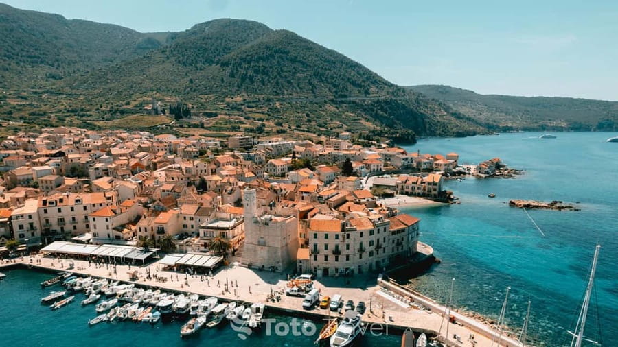 Split/Podstrana: Blue Cave, Hvar & 6 Islands Speedboat Trip - Military bunkers and limestone caves along the coast