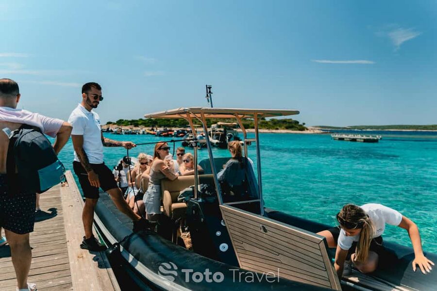 Split/Podstrana: Blue Cave, Hvar & 6 Islands Speedboat Trip - Two hours in Hvar Town
