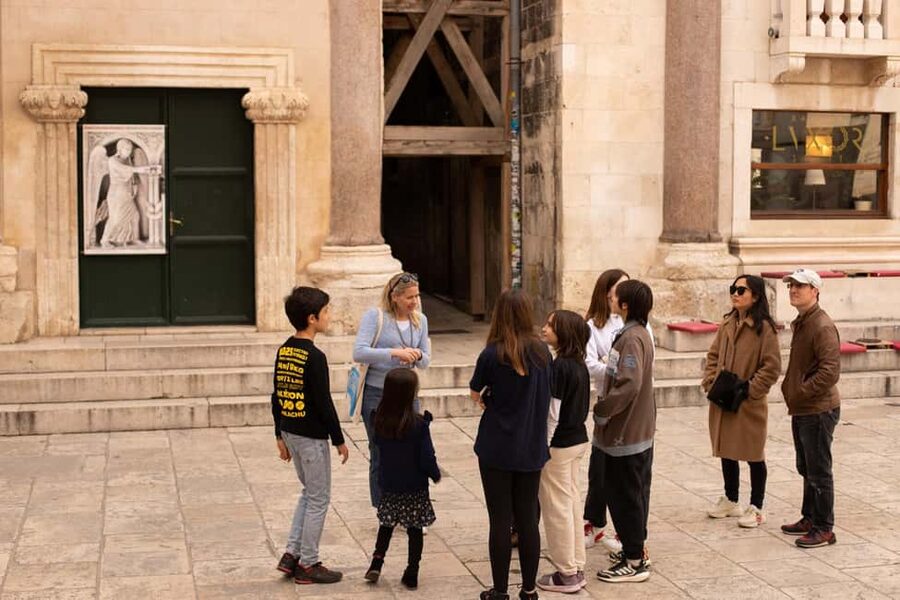 Split: Private Walking Tour for Families with kids (5-17y) - Puzzles that give children a reason to look closely