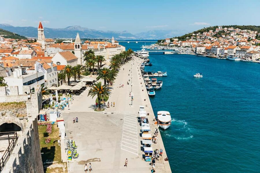 Split/Trogir: Blue lagoon and 3 islands speedboat tour - Maslinica: a calm finish on Šolta