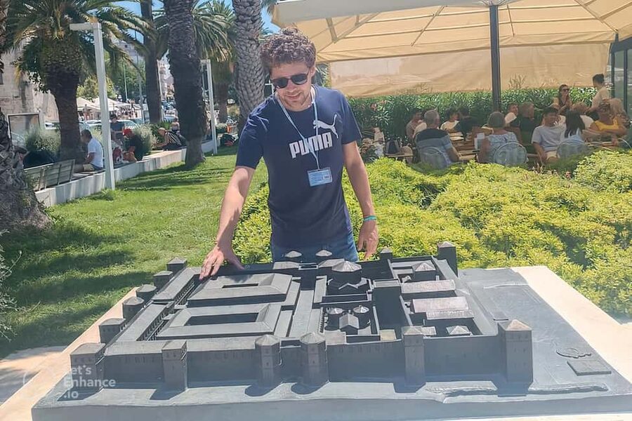 Split Walking Tour with History Professor - The Golden Gate and Grgur Ninski connect history with city life