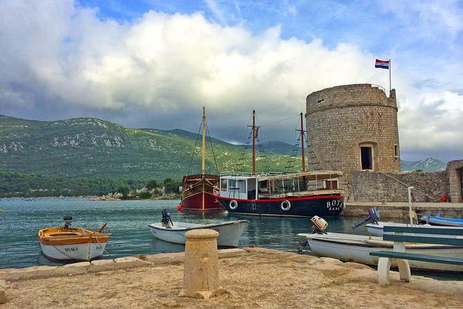 Ston Oysters & Wine Tasting Tour from Dubrovnik - Ston walls, salt pans, and a compact old town