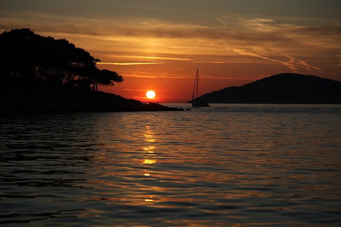 Sunset Sailing Tour on the Pakleni islands - The SUP board adds another option