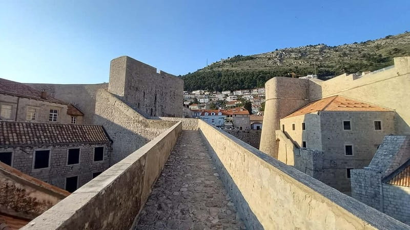 Sunset Wall Walk: 75-Minute Guided Tour & Free Exploration - The northern walls: nine stops with a clear story