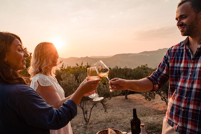 Sunset wine tasting in vineyard - Why the small group matters