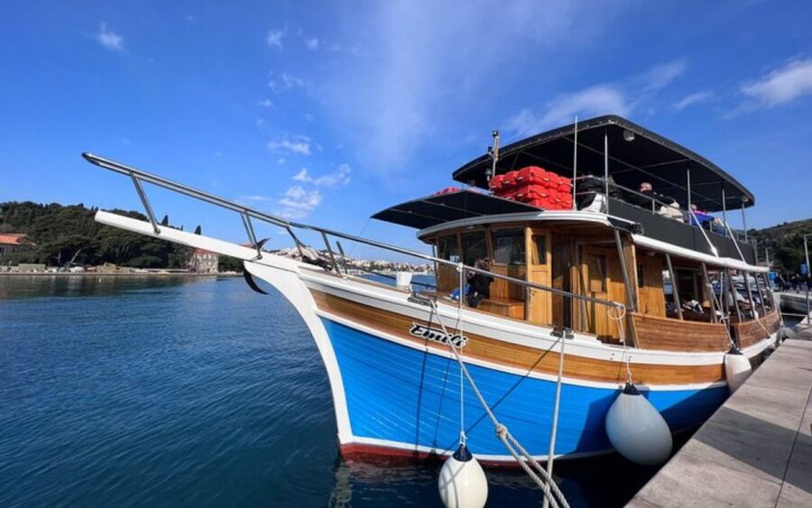 Three Island Boat Tour With Lunch - The 45-minute cruise out from Dubrovnik