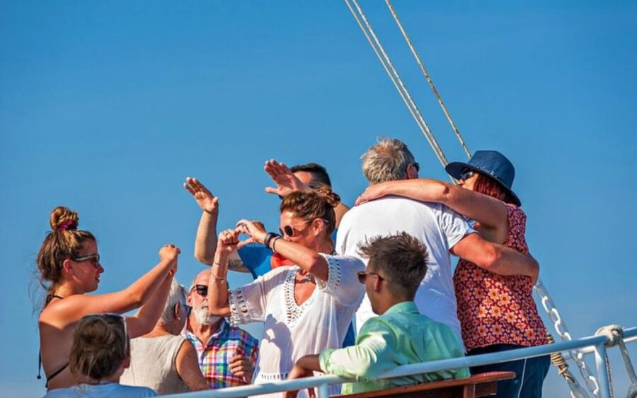 Three Island Boat Tour With Lunch - Lunch, wine, and what is actually included