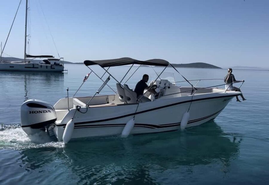 Trogir: Blue Lagoon and 3 Islands Speedboat Tour - Maslinica on Šolta: a village break with room to wander
