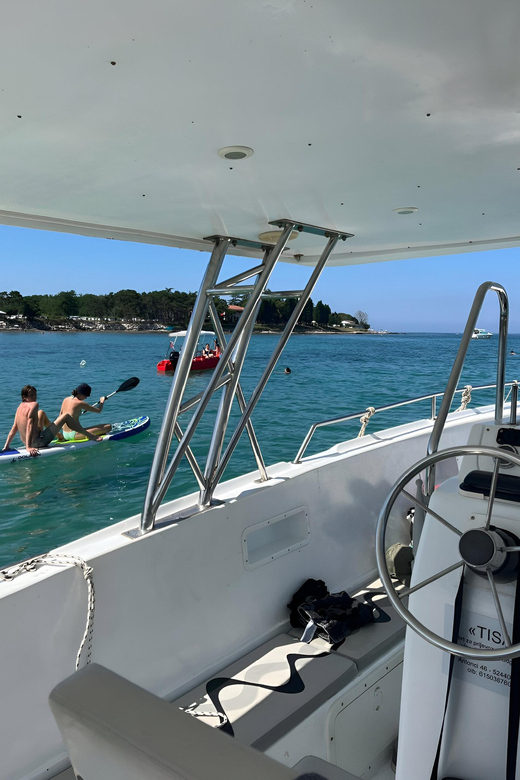 Umag: Snorkeling & dolphinwatching morning boat tour - Crew, languages, and the feel on board