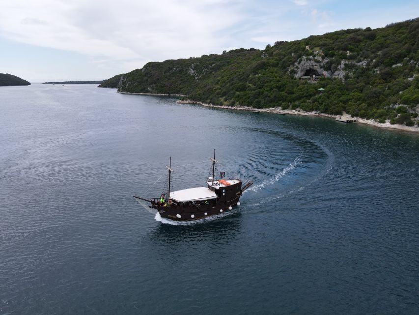 Vrsar: Lim Fjord Boat Tour with Swimming near Pirate's Cave - White wine, lemonade, and a cool sea breeze