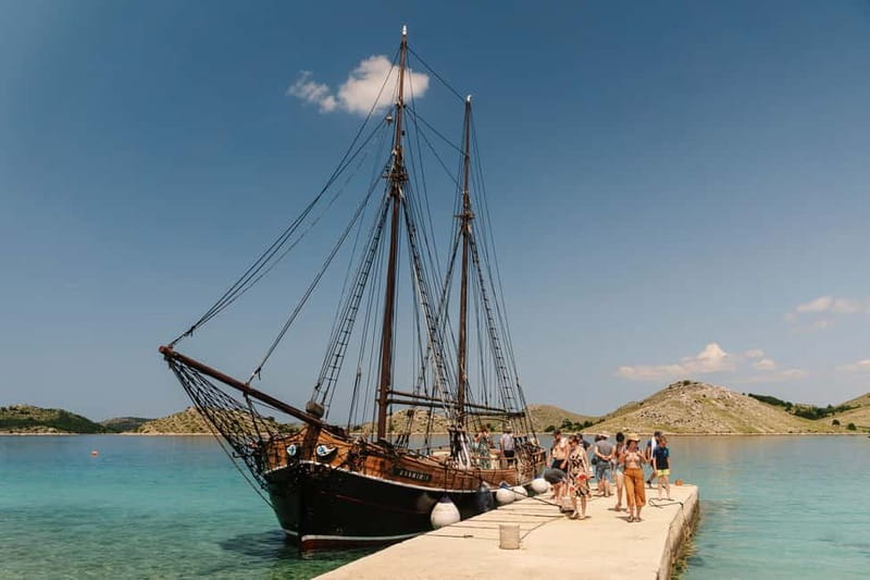 Zadar: Boat Tour with Unlimited Wine & 3 Stops - Kukljica: your first 45-minute stop