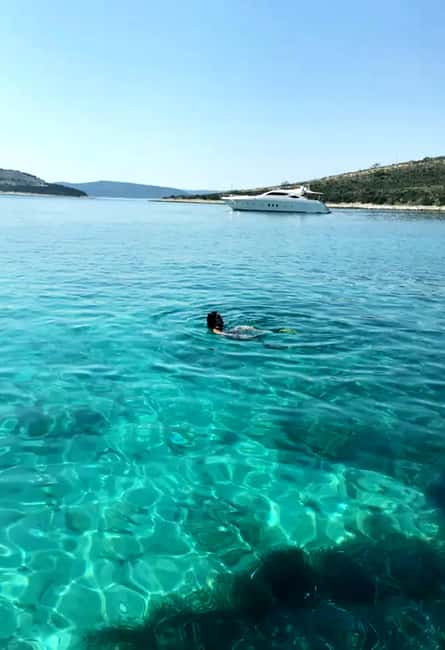 Zadar: Half-Day Island-Hopping and Lagoons Cruise with Fruit - A short look at Školjc village