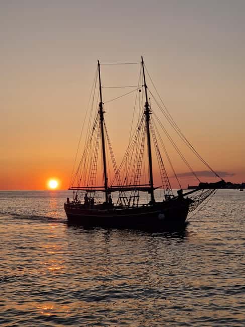 Zadar: Sunset Cruise on Traditional Boat with Wine - Setting out from the little white lighthouse