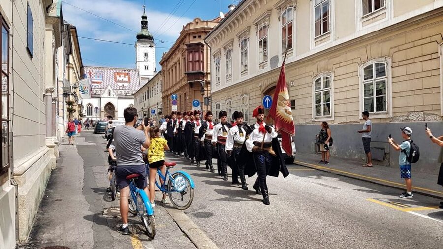 Zagreb: 2.5-Hour Highlights Bike Tour - Tkalčićeva Street, Bloody Bridge, and Grič Tunnel
