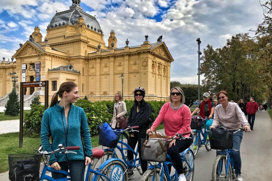 Zagreb: 2.5-Hour Highlights Bike Tour - Starting at Ban Jelačić Square